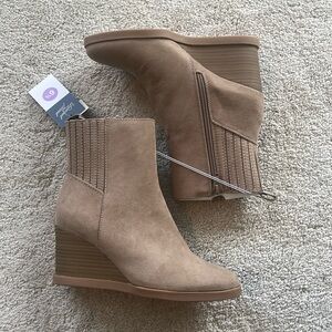Universal Thread Wedge Bootie Memory Foam Faux Suede Size 6.5